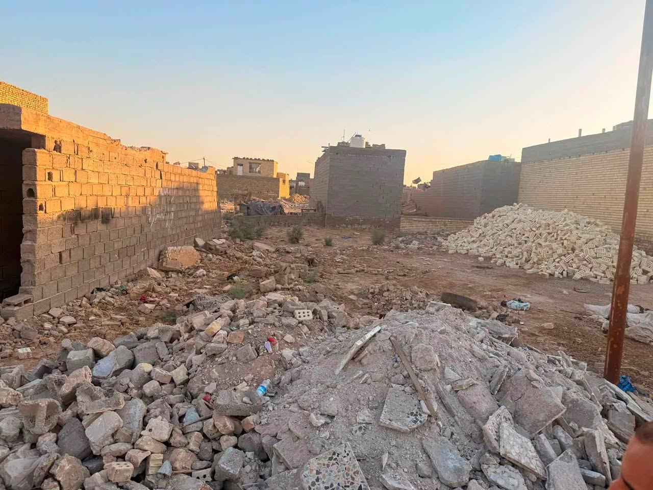 السلام عليكم قطعه ارض البيع بصف الهيكل المساحه ١٠٠متر الموقع حي طارق بل خير قريب عل شارع ١٥ تبعد عل تبليط دربونتين السعر 22 وبيه مجال خابر وتدلل ***********

