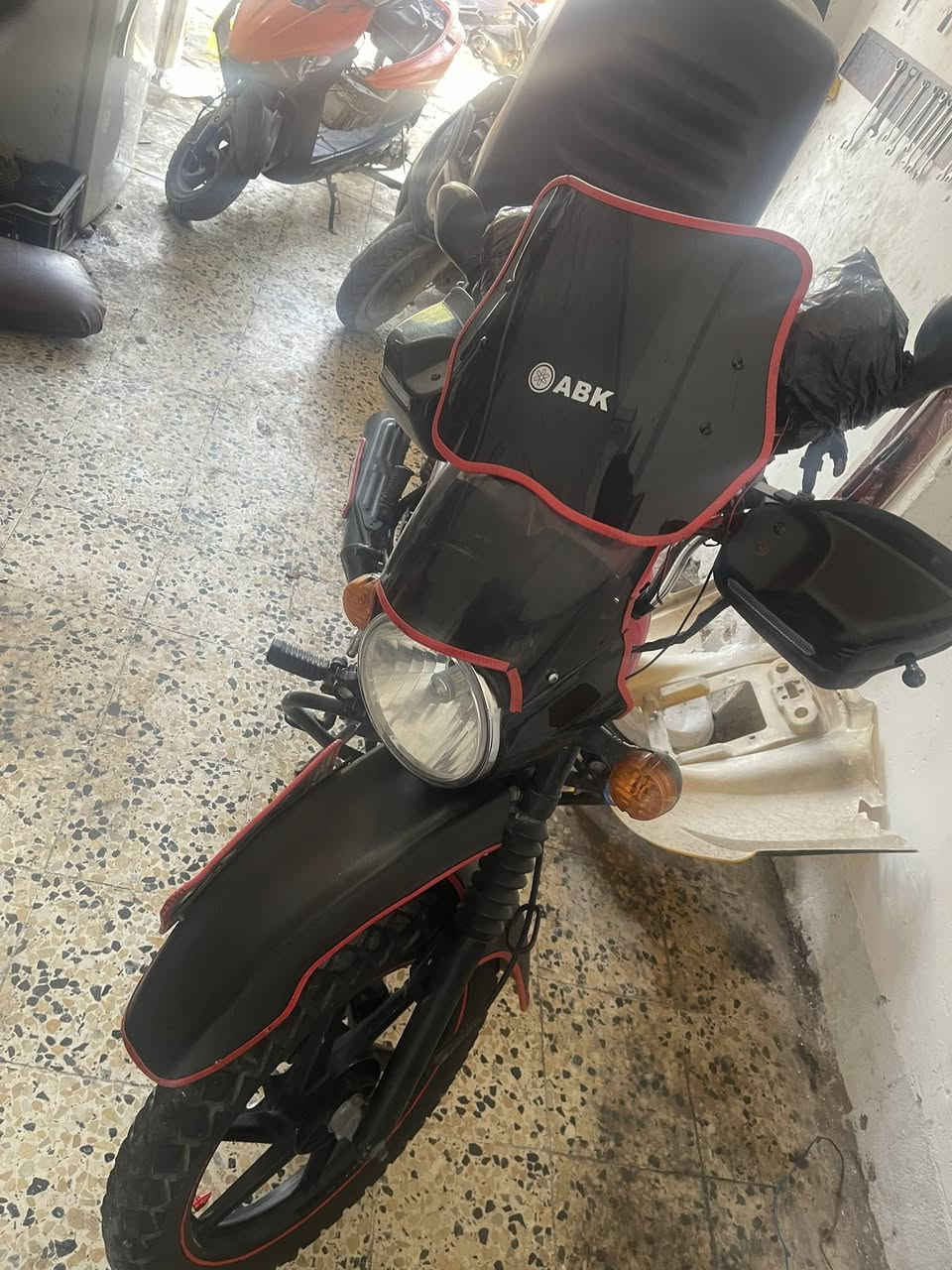 يالله السلام وعليكم بوكسر 22 دراجه مكفوله كفاله عامه مرقم وما مفتوح برغي بيها شرط كهربائيات لايتات الدراجه مجنبزه وحلوه وناعمه سعره مليونين و 300 وبيها مجال للشراي 
مكاني بغداد الشعله قرب العلوه 
رقم واتس ***********
