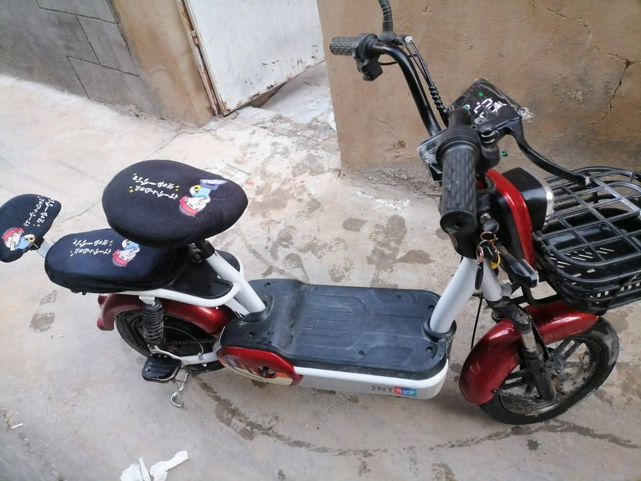 حجم 14 (للبيع) للاستفتار (***********)
           (العنوان حويجة جامع الفاروق) 
اربع بطاريات 48V سرعة 60 ثلاث سرع ملف 350W
نحاس اشاير يمنى يسرى هورن لايت عالي بطاريات جدد
              (سعࢪ 300الف قفل 🔓)
