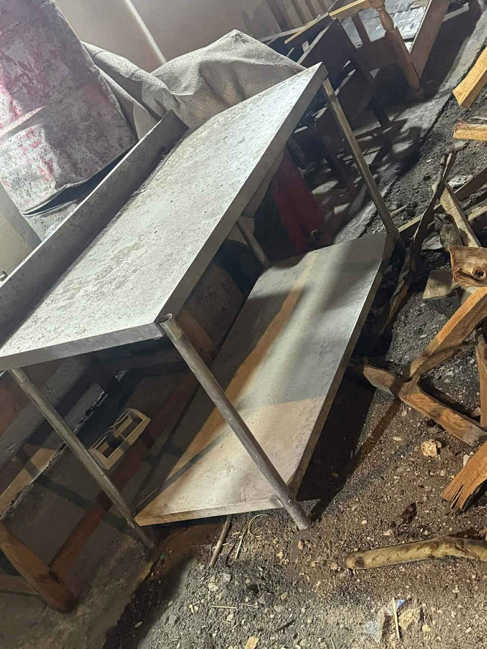 السلام عليكم عندي اغراض مطعم نضاف مستعملهن شي قليل شوايه كباب وعارضه كباب وكناره ومغسله 3 احواض مرمر للاستفسار خاص او الاتصال ‏‪***********‬‏
