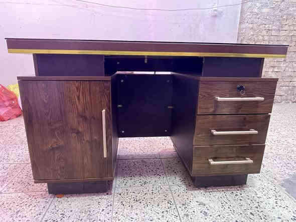 ميز مكتبي مع كرسي بعدهن جدد بالجيس مكاني بغداد الشراي يتصل ***********
