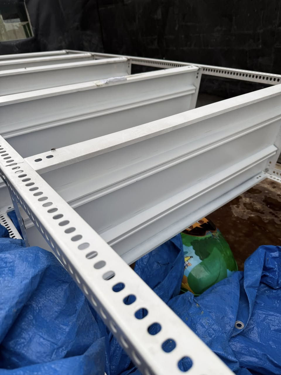 السلام عليكم موجود ميز رف كلش نظيف استخدام قليل آخو جديد طول 3 امتار   للبيع ***********
