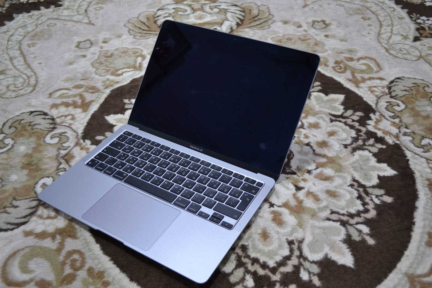 العنوان:
ماكبوك إير M1 (2020) – 8GB RAM – 256GB SSD – نظيف جداً

الوصف:
لابتوب Apple MacBook Air M1 إصدار 2020، بحالة ممتازة واستخدام خفيف.

المواصفات:

معالج Apple M1

ذاكرة 8GB RAM

تخزين 256GB SSD

بطارية 95% (أداء ممتاز)

الحالة:

الجهاز يعمل بشكل ممتاز بدون أي مشاكل

نظيف جداً ومُحافظ عليه

يوجد خدش خفيف جداً على الشاشة، لا يُلاحظ أثناء الاستخدام الطبيعي ويظهر فقط بزوايا معينة ومع إضاءة قوية

يوجد أثر بسيط جداً على الهيكل الخارجي

المرفقات:

الشاحن الأصلي

Macbook Box

ملاحظة:
الجهاز جاهز للاستخدام مباشرة
لأي تفاصيل إضافية، تواصل على الخاص

السعر:
650,000 دينار عراقي (قابل للتفاوض بالمعقول)
English Only...


**إذا كنت صاحب هذا الإعلان وتريد حذفه لأي سبب، رجاءا أرسل رسالة إلى الدعم الفني**