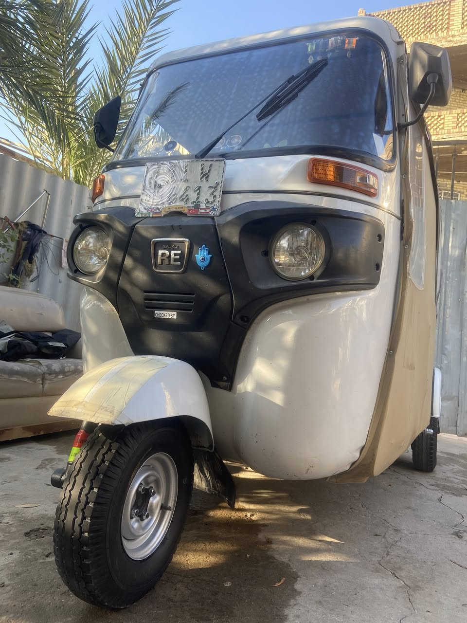 سلام عليكم تكتك ابيض لبيع 22شهر 11
 مكينه وكسل ما مفتوح كفاله 
 لغود كفاله
  تخم تاير جبلي جديد                     
رقم نكليزي بسمي حصرا
 جادر اصلي بلادي
 كهربايات كلها شغاله
 مدوشمه 
 ما تذب عليها ربع كبل لشارع تكتك جديده  
ملاحضه 
بيها صبغ بل تكمه الوره موضح بل صوره
 ودوس مصبوغات فقط 
تكتك مال جناي 
الرقم *********** 
بغداد العبيدي شارع عشرين 
سعر تمانيه وتسعميه 8900 وبيها مجال
