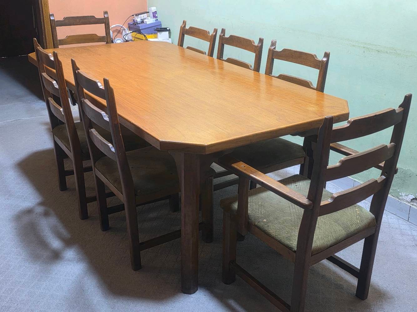 العنوان / سيدية / حي الاعلام 
ميز طعام مثل ما موضح بالصورة 
٨ كراسي وسعره ٤٥٠ الف وبي مجال 