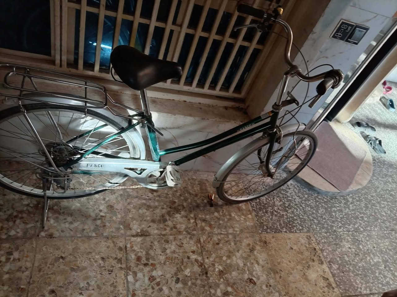 السلام عليكم عندي 3 باسكلات للبيع الباسكلات  واحد برازيلي  لون ازرك. وأحد سي سبعميه. نضيف لون احمر دم غزال. واحد بناتي  حجم 26 نضيف عكرب حساس كله شغال الباسكل نضيف نضيف لون نفطي  موديل 19   المكان بغداد البلديات والشراي ايراسل خاص ويدلل الرقم الهاتف  ***********
