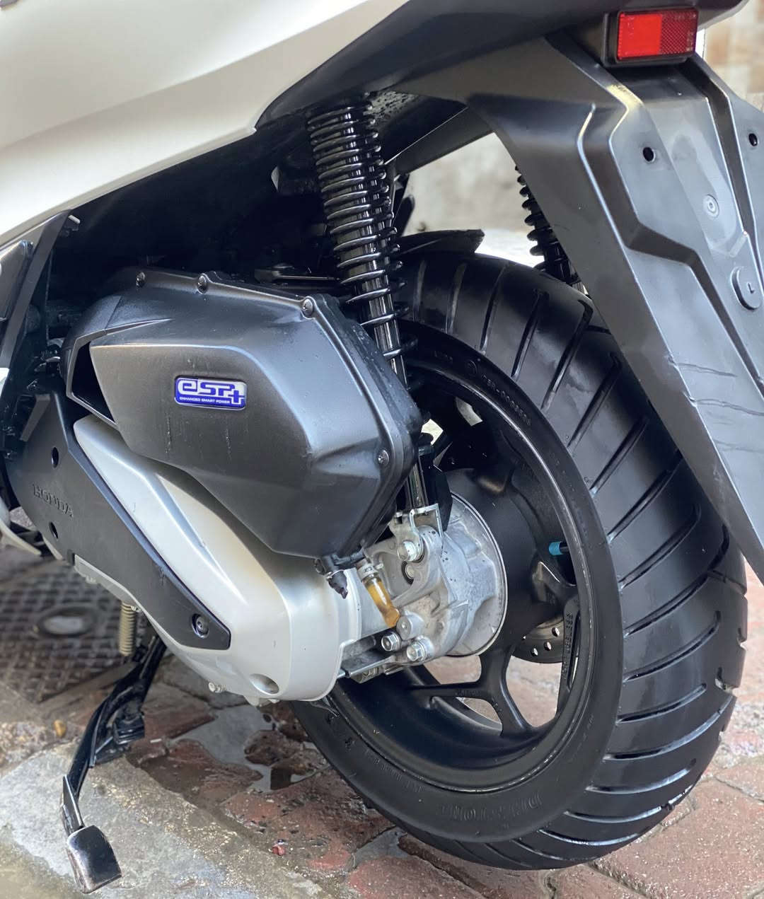 السلام عليكم شباب
للبيع دراجة pcx الجيل الرابع مال مزاد 
جديدة بمعنى الكلام كفالة شرط 
رقم الشاصي KJ05 - 1016913

لون ابيض صدفي 
حجم المحرك 125cc 
عداد المسافة 25 الف حقيقي 
بصمة دكمتين + مفتاح طوارئ 
جادر اصلي + خوذة سعره 100 الف اصليه 
تجوة اصلية وليس تجارية + جفوف يد اصليات 
تدفئه باليدات التايرات خلفي + امامي بخط شركة 
حساس زدحام + نضام اي بي اس 
ستان كهربائي + عده سباين 
الدراجة مسجلة بالمرور ومفحوصة 
باقية فقط ع كمرك ومسدود الترقيم 
اوراق كاملة مكمله تجي وشوف بعينك 
الدراجة جديده جديده بمعنى الكلمه 
كفالة كشر + مكينه + كلجات + كفر 
ملاحظة ستيكر جاملغ امامي بلادي 
جانت بي قطعة مشلوعه لذلك شلته 
ياباني اكرر مو كوري ياباني 

اي ستفسار متواجد خاص او واتساب 
رقمي *********** 

مكان الدراجة النهظة شارع شيخ عمر 
قرب باجة الحاتي
