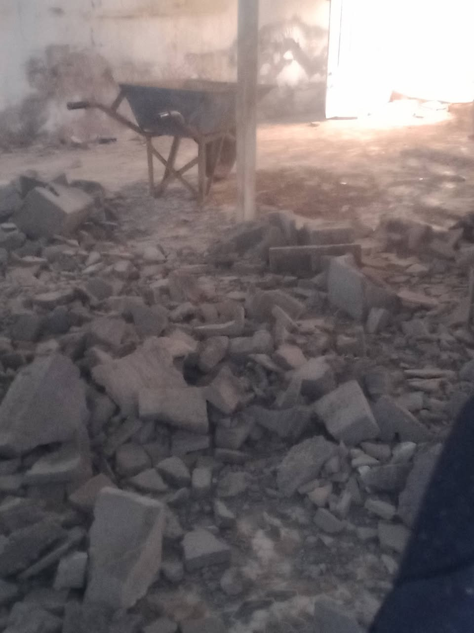 سلام عليكم بيت حواسم البيع ما معوض 200متر استقبال وصاله جبيره وغرفه عكاده وساحه جبيره وصحيات مكانه حي العسكري سايدين حي الفنانين عله شارع سعره 8وبي مجال الشراي ***********
