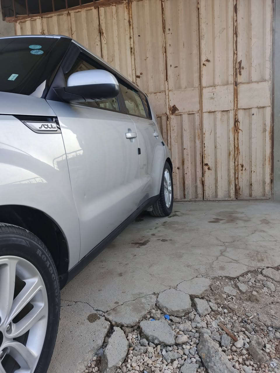 سلام عليكم جميعا،،،، 
كيا صول موديل 18 رقم اربيل دولي بسمي رقم وهزه وسنويه قبل اقل الشهر مجددها يعني سياره جاهزه على اخر حبايه وحيل نظيفه السياره ليبل واحد عدا البنيد مصبوغ والباقي بدون صبغ او تبديل بيه بارد مكانين ازغار مابينات اصلا محرك حجم 2000 ما مفتوح رقم شاصي ضمن الصور لان ماعندي صور الحادث الشراي يجي يشوفها وين يحب يفحصه هو مخير واني مسؤول بل اذكره اله  تخم تاير جديد حداديه وكهربائيات وتبريد كله جديد كل نقص مابيه والحمدلله مكانه كربلاء المقدسه واذا اكو مراوس بسياره صالون ناصيه هم ترهم  السعر 130 وبيه مجال بعد المعاينه هاتف *********** 
*********** الاسيا بي وات ساب
