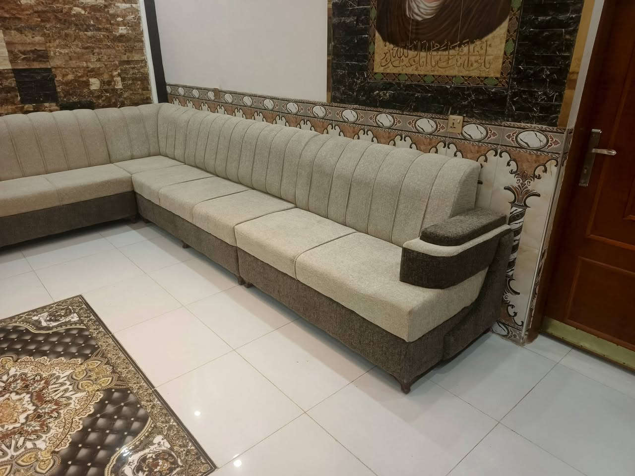 معمل الشمري بأدارة أبو مجتبى الشمري  ***********
تم أستلام ديوان إلى الأخ أبو جعفر البياتي
تخم قنفات… فخامة تحچي.
ذوق يبان من أول قعدة.
تخم مرتب… وراحة ما تنوصف.
قنفات تليق بأهل الذوق.
لمسة فخامة بكل زاوية.
التخم الراقي يفرض نفسه.
هيبة مجلس تبدأ من القنفات.
تخم يفوز بالنظر والراحة.
أناقة قعدة ما تشبه غيرها.
قنفات بذوق عالي وراحة بال.
