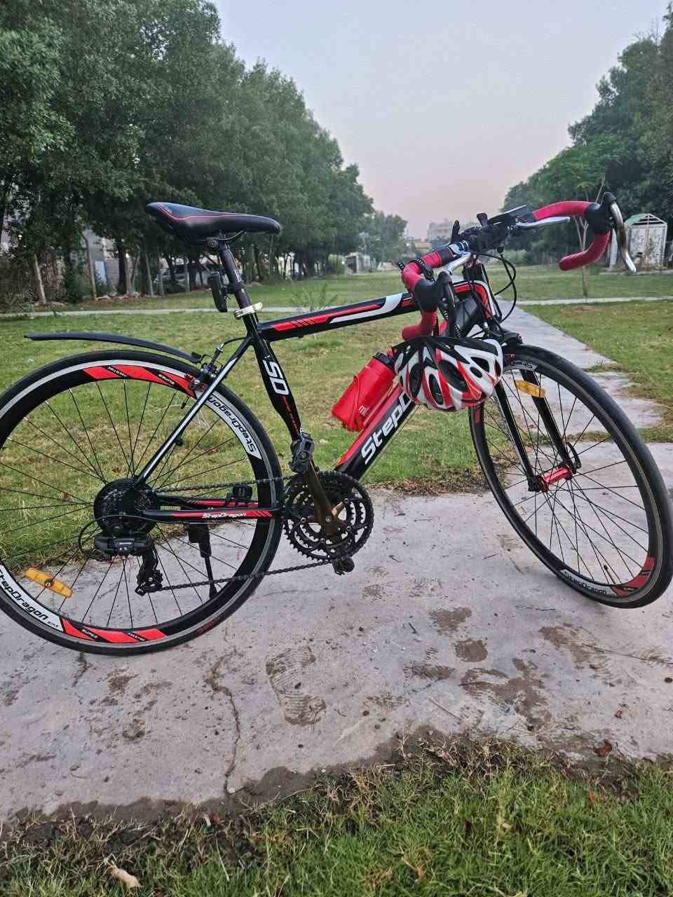 للبيع بايسكل سباق (رود) تايواني  StepDragon بحالة ممتازة وشبه جديد! 🔥🚴‍♂️
البايسكل نظيف جداً وجاهز للاستخدام مباشرة، وهذه كامل تفاصيله:⚙️
 :السيستم: شيمانو (Shimano) 7×3 سرعات

 ⚙️الصينية الأمامية: قياس 50 سن للسرعات العالية 

⚙️💥نظام الكوابح: 4 بريكات لتحكم وأمان عالي جداً 🛑⚓✨ الحالة والنظافة:نسبة النظافة: 99% (أخو الجديد) ✨ 

المكان: (بغداد) 📍للتواصل والاستفسار فقط واتساب ما متوفر ماسنجر 
: (***********) 📞📩
