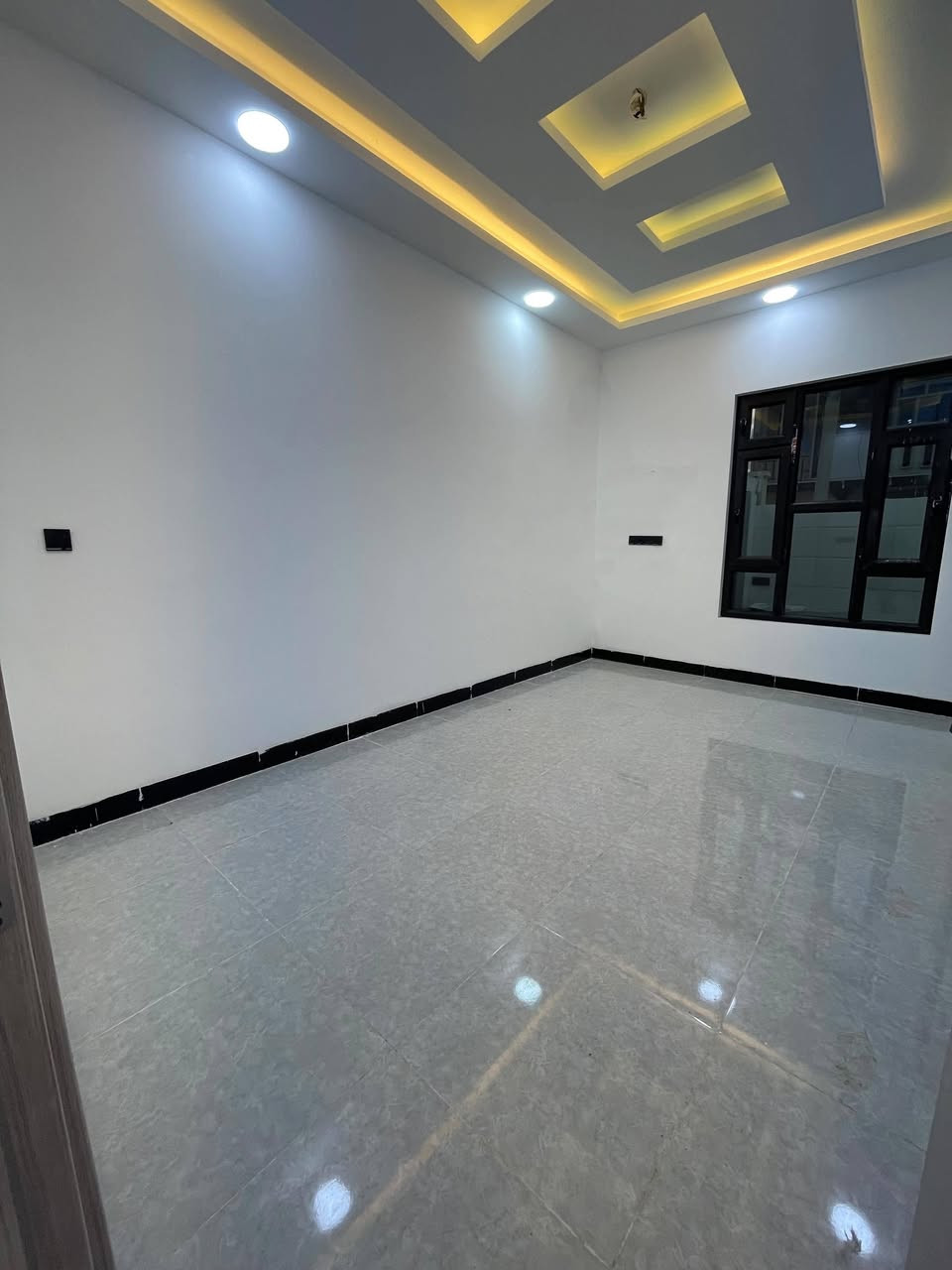 #دار للبيع مساحه ١٢٥ واجهه ٦.٥ بناء حديث ٢٠٢٦ واجهه ملكي🏛️ سند طابو باسم البائع
الطابق الأول غرفتين نوم واستقبال وهول ومشتملات سويت الطابق الثاني ٣ غرف نوم وهول ومطبخ ومشتملات بيت جاهز تسليم فوري 🔑🔑
عنوان قضاء تلكيف (حي اور) 
***********
***********
