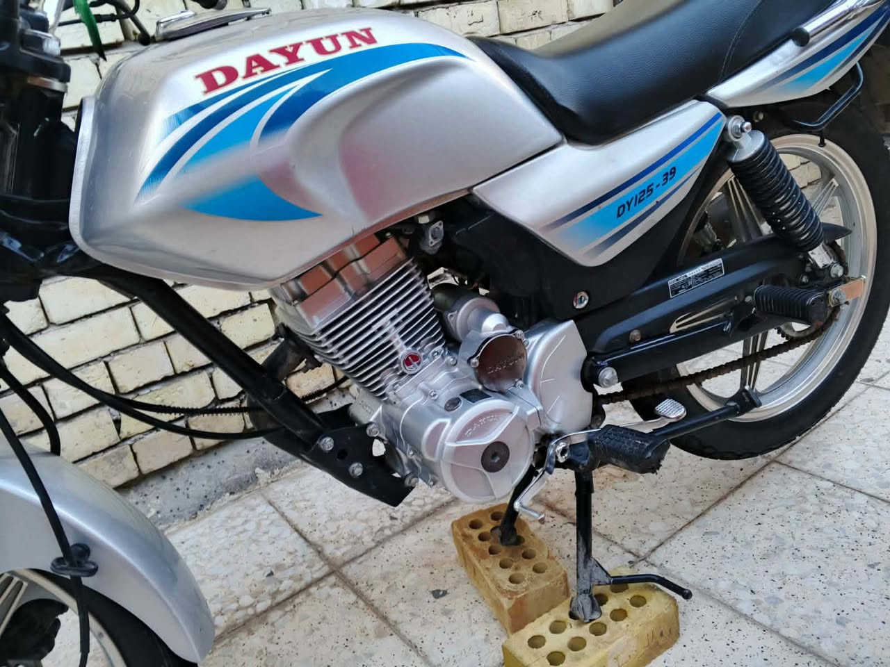 السلام عليكم دراجه دايون للبيع 2023 دراجه حلوه ونضيفه كامله من كلشي ومكفوله من كلشي مرقمه وكامله بسمي مكاني كربلاء ***********  باقي التفاصيل اتصال السعر مليون750  وبيه مجال
