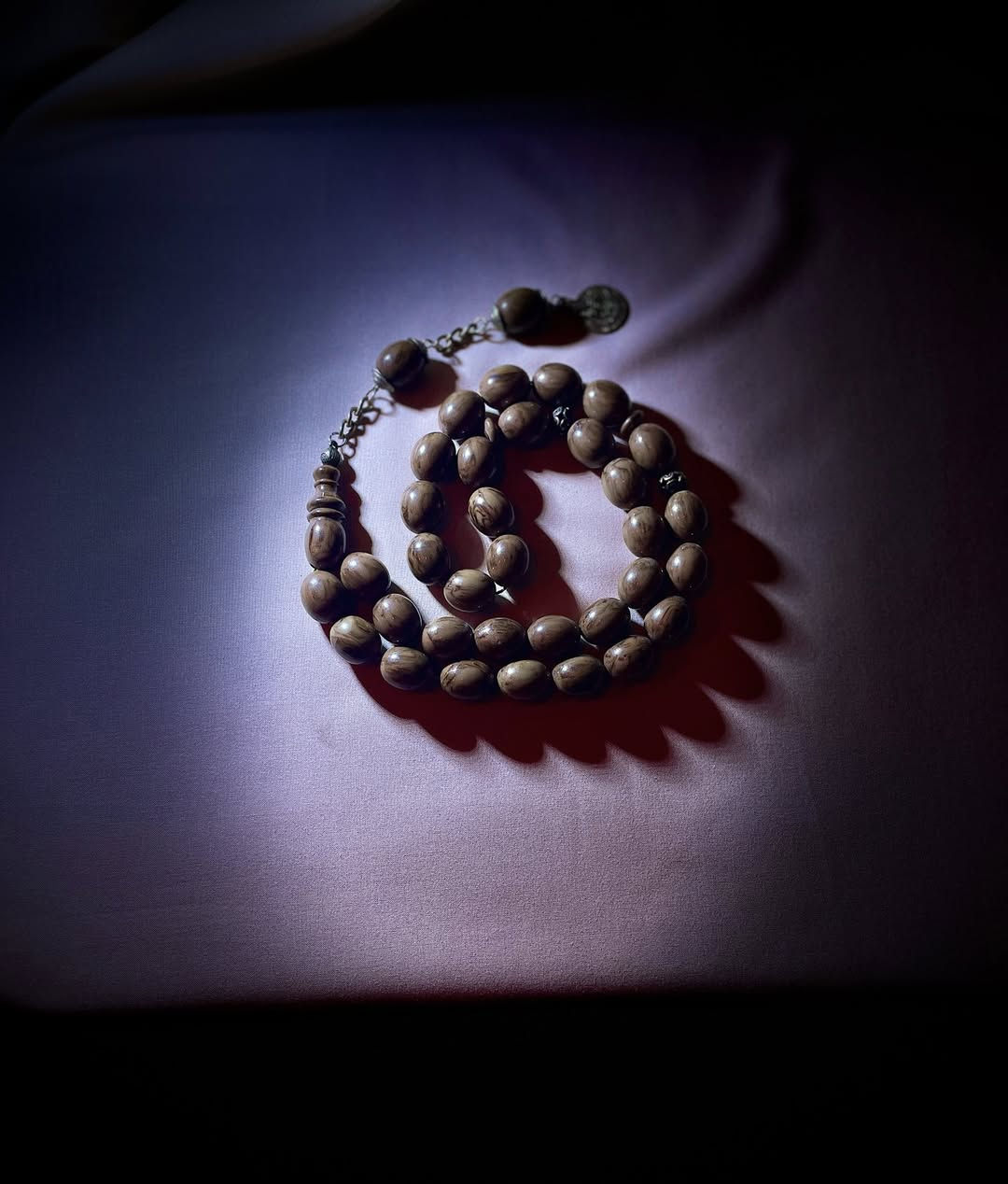 متوفر جميع انواع السندلوس وبأحجام مختلفه للأستفسار زيارة صفحتنا على مواقع التواصل الاجتماعي kharza.26@ واتس *********** خِرزه للسبح والاحجار الكريمه
