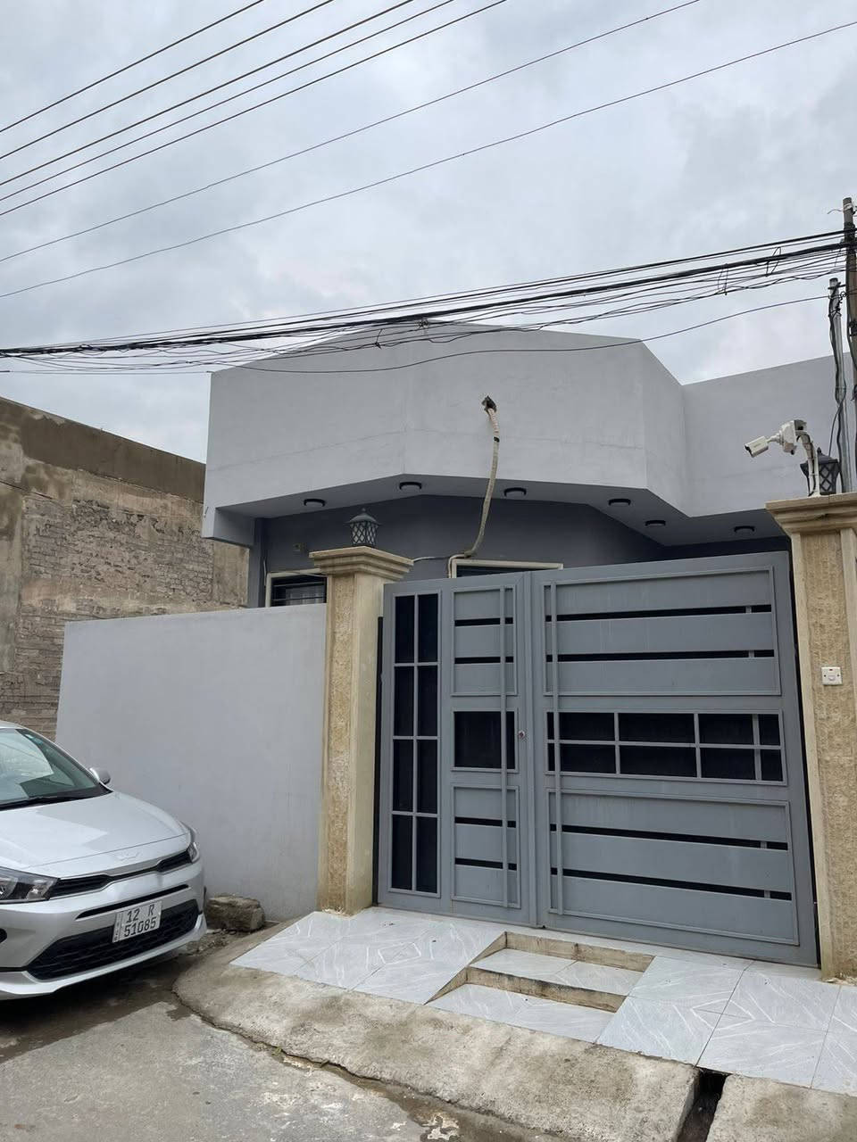 دار للبيع 🏠 

الموقع 📍 حي البلديات.      مقابل سانكو مول 🛒   فرع صبة 🛣️ 

بناء حديث ✅

المساحة 130 متر ❇️.           واجهة. 6 وربع. ✳️.   

اتجاة الدار شروق تام 🌞 

 تفاصيل الدار.       طابق واحد 

غرفة نوم / هول/ استقبال/ مطبخ/صحيات/ بيتونة ✨ 

نظام دكتات وسبالت سقوف ثانوية / كما هو موضح بل الصور 📸 

للاستفسار اكثر الاتصال على الارقام التالية 👇 

***********📱***********📱 

السماك لتجارة العقارات 👉 عنوان المكتب 📌 حي الصديق بعد مرطبات البحرين سائدين الصديق الرئيسية مقابل مدرسة تبارك الاهلية مكتب السماك لتجارة العقارات
