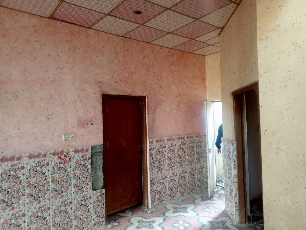 بيت الايجار مساحه 130متر ركن على شارعين عنوان البهادريه مقابيل مطحنه الخليج  قريب على شارع العام غرفتين واستقبال وصاله ومطبخ وصحيات سعر 350تصال *********** البصرة, العراق
