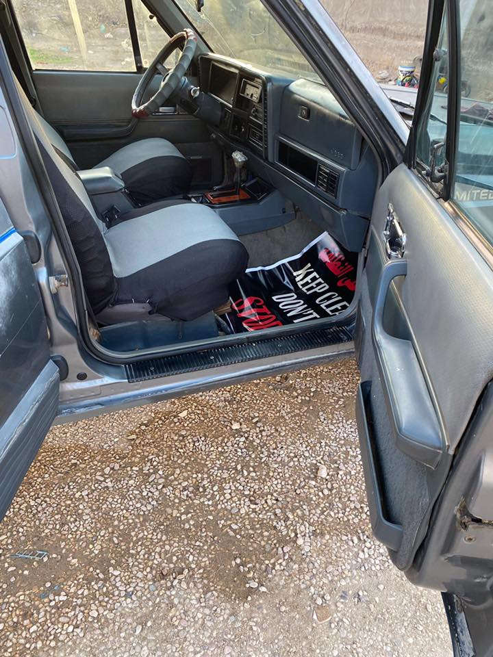 جيب شيروكي موديل 91 فور ويل
محرك 6 سلندر بلادي كير ومحرك زينات 
رقم انبار الماني سنوية 2019 تحويل مباشر 
مكانها الانبار فلوجة السعر 24 وبيها مجال بسيط وماكو هيج نظافة بهيج سعر 
بيها نقص شفت خلفي وجبنة محرك والباقي تجي وتجيك
كاتبلك تفاصيل كاملة رجاءًا لتتصل وتكلي شبيها ماييها 
عجبتك تجي تشوفها وتدلل وتحياتي للجميع 
للاتصال ***********
