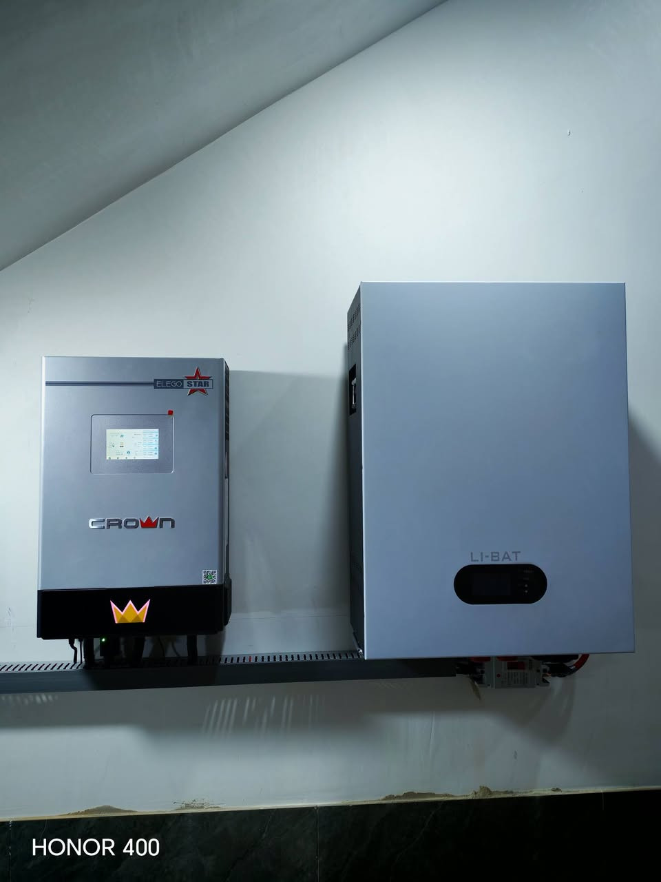 السلام عليكم ورحمة الله وبركاته :
عمل اليوم منظومه 5امبيرفي منطقة الحمدانيه في قرى السعدان(دويرثان) للاخ عمر صباح تكونت من انفيرتر 6.5 كيلوا واط من شركة CROWN IP21  مع بطاريه 10 كيلوا واط بقدرة تشغيل 5 ساعات وامكانية تحديث المنظومه لل20امبير مستقبلاً. 🌹🌹🌹🌹
مزايا الجهاز:1.WiFi.
2.يربط حتى 10اجهزه اخرى.
3.صوت مراوح هادئ مع التحكم بسرعتها. 
4.شاشه لمس.
5.تحديث البرنامج بشكل دوري من الشركة الام عبر الانترنت.
6.ظمان استبدال 6سنوات.
للتواصل مع : شمس المستقبل        🌷🌷🌷
***********
***********
متوفر نظام الاقساط 🌹🌹🌹🌹🌹🌹🌹
