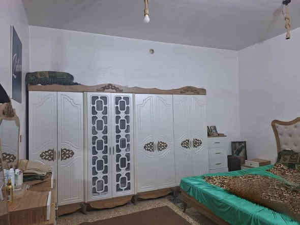 دار 200م في النجف حي ابو طالب مطلوب بحدود 80 للعقاري طابقين الطابق الاول صب بي مطبخ وإستقبال كبير وصاله وغرفتين وحمام والطابق الثاني عكادة وبي غرفتين وصاله وحمام  سطوح ثنين مو كل البيت مصور الي يريد يتفضل للبيت بشارع الطاقة السعر 280 وبي مجال الرقم:*********** النجف
