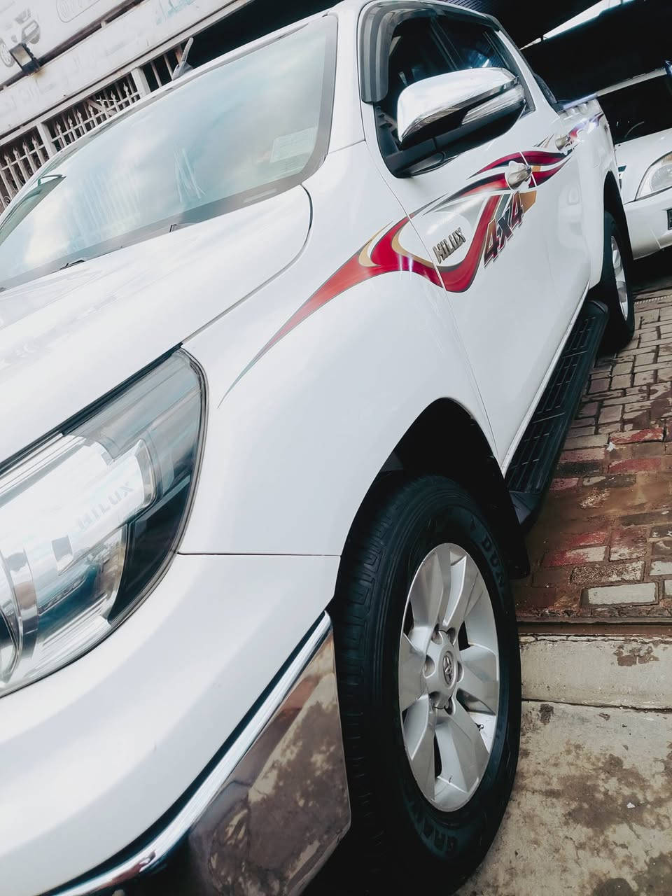 .السلام عليكم
بيكم هايلوكس موديل 17
مكفول من الضرب لا تبديل لا صبغ 
سونار موجود بل منشور 
كير محرك تبريد مكينه كفاله عامه 
تخم تاير شواصي مكفولات بلادي 
دوخل نظيفه سياره حلو معنا الكمله بل عافيه ياخذها 
رقم بغداد نكليزي سنويا جديد تحويل ثاني 
سعار سياره 255بي مجال شي بسيط 
العنوان بغداد بلديات نتصل وتدلل 
***********
