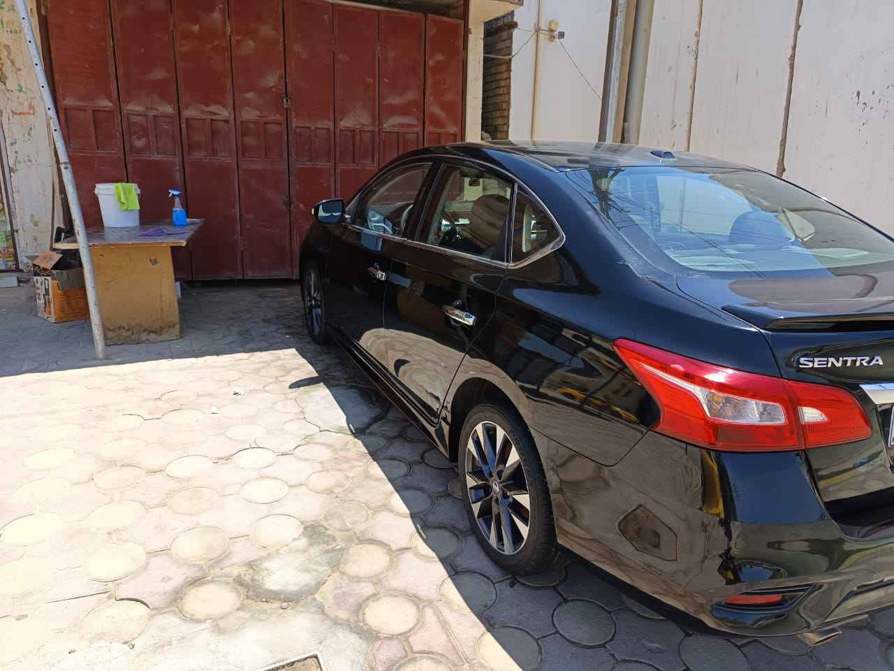 نيسان سينترا 2017 SR بدون صبغ
المواصفات 
مواصفات SR المعروفة 
ويل كب رياضي 
كاميرا خلفية
لايت زينون بلادي 
بلوجكترات بلادي 
كاميرا خلفية 
سبايدر صندوك بلادي 
مودات قيادة eco+sport+normal
كروس سرعة وتحكمات ستيرن جهتين واوامر صوتية 
تدفئة كشنات 
بصمة تشغيل +ابواب +صندوق

الصيانة والتبديلات  
المحرك والكير _مكفولات برغي مامصلح بيها كلها على وضع الشركة ناعمة واقتصادية وتسحك اي نوع بانزين محسن او عادي تنسى شي اسمه دونص 
التبريد _ممتاز على وضع الشركة وبارد ثلج بعز الصيف 
الحدادية والتايرات / تخم تاير جديد ياباني نوع تويو 
صدر جديد كامل اصلي شركة قبل شهرين بدلته جميع الصدر ماعدا الدبلات .. اي طسة مابيها 
دهن الكير تم تبديله من مشت السيارة 60 الف حسب توصيات الكاتالوك دهن نيسان الاصلي ns3 مع جميع الفلاتر كلها الاصلية .

الاعطال والنواقص 
الحمد لله مابيها اي عطل نهائيا كلها على وضع الشركة 
فقط بيها نقص الشمسيات لازم تتبدل لان كسروها الجهال غير هاي كلشي مابيها الحمد لله .

السيارة ماشية 83 الف قابل للزيادة 
السعر المطلوب 125 ورقة وبيها مجال حگ الجية والضيافة
شرط التحويل 
***********
مكان السيارة الانبار الفلوجة  
وسلامتكم الفلوجة, الأنبار
