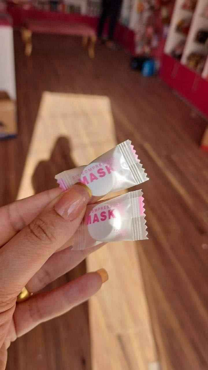 ويتدللون علينا الجميلات 🌸 

ماسك الكبسولة المضغوطة😍
هو عبارة عن كبسولة تتخلى بالماء تطلع قناع على شكل الوجه بالضبط   
بعدين أجيب الماسك و نخلي بالتونر الخاص …وهسة صار الماسك مشبع بالتونر ونخلي على الوجه لمدة ١٥ دقيقة  وبعدين نشيله ونخلي مرطب 
ينفع للبشرة الدهنية ؟  أكيد ينفع بس لازم التونر خاص للبشرة الدهنية 
شنو ممكن أستخدم بدل التونر ؟ مي الورد ينفع 
شنو الفائدة من ماسك التونر هذا

زين الماسك المضغوط يستخدم بس ويه التونر ؟ أكيد لا... تكدرين تستخدمي ويه أي ماسك إنتي حابته مي رز ، جل الصبار أو سيرومات مثل فيتامين سي و هايرونك أسد تخلي كماسك.🌸
الكيس يحتوي على ٥٠ ماسك مضغوط🌸 البصرة, العراق


**إذا كنت صاحب هذا الإعلان وتريد حذفه لأي سبب، رجاءا أرسل رسالة إلى الدعم الفني**