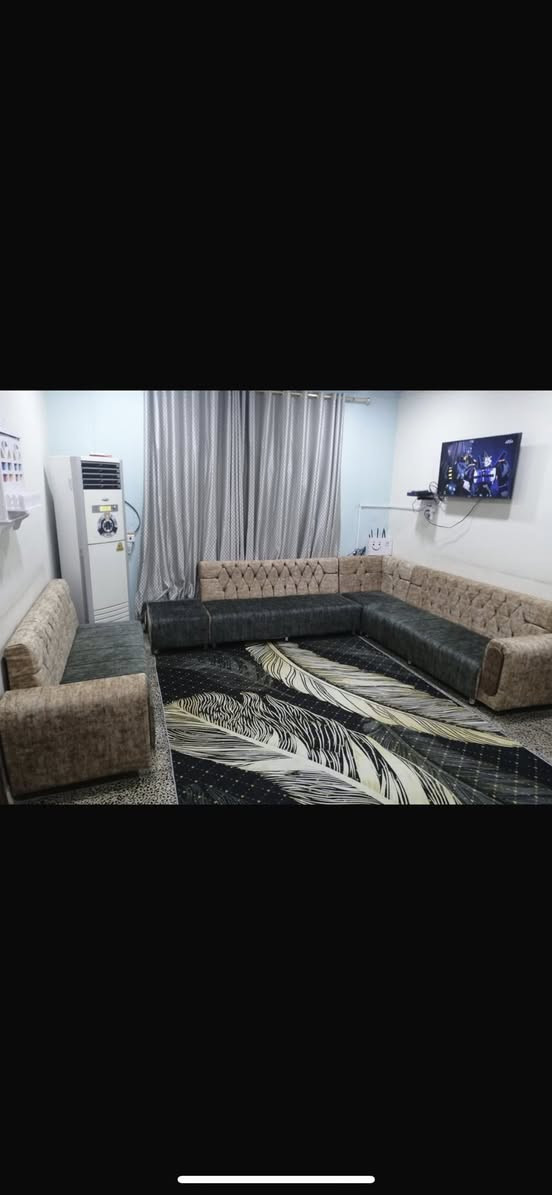 السلام عليكم 
الصور تتكلم عن الشغل 
نقدم كل انواع التصاميم انت فكر واحنى نسوي جلسات عربيه ديوان ايشي 🤍✨
يتوفر اكثر من 400 لون قماش وكلشي نكدر نسوي من الدرجه الاوله يضل عمر وياك👍🏼♥️
عنوان المحل/ حي العسكري امام شركه التوصيل
للتواصل واتساب ***********
