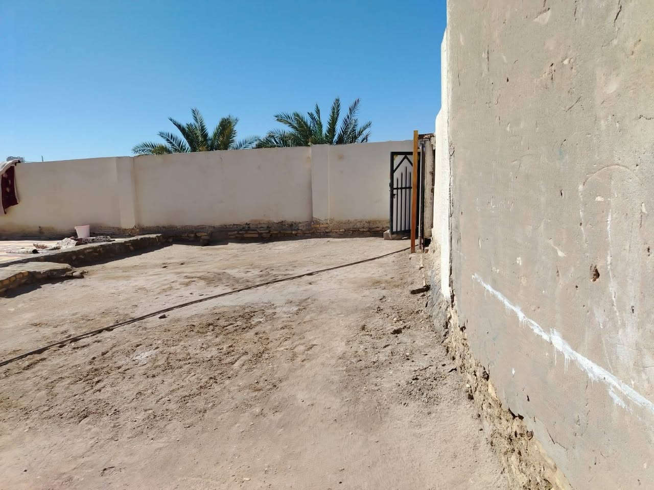 إعلان.....
بيتين للبيع مع مضيف قرب سيد تكليف على الشارع 
بيت جديد كونكريت مسلح مساحة 200متر
أربع غرف
بيت قديم غرفتين 
مضيف 18 متر مع مساحة ونخل
المساحة الكلية دونم اله
***********
