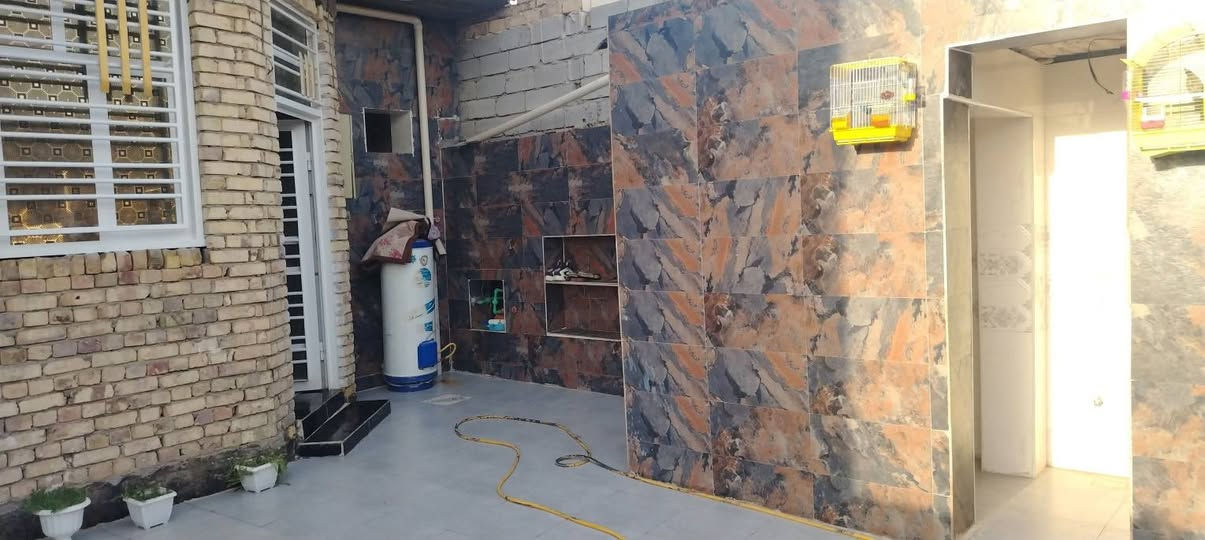 سلام عليكم  بيت لبيع بحي الامين يم ملعب شهيد جمال اول ملعب  ماحه 200 متر يبعد عن الشارع 150 سعر خاص ***********
