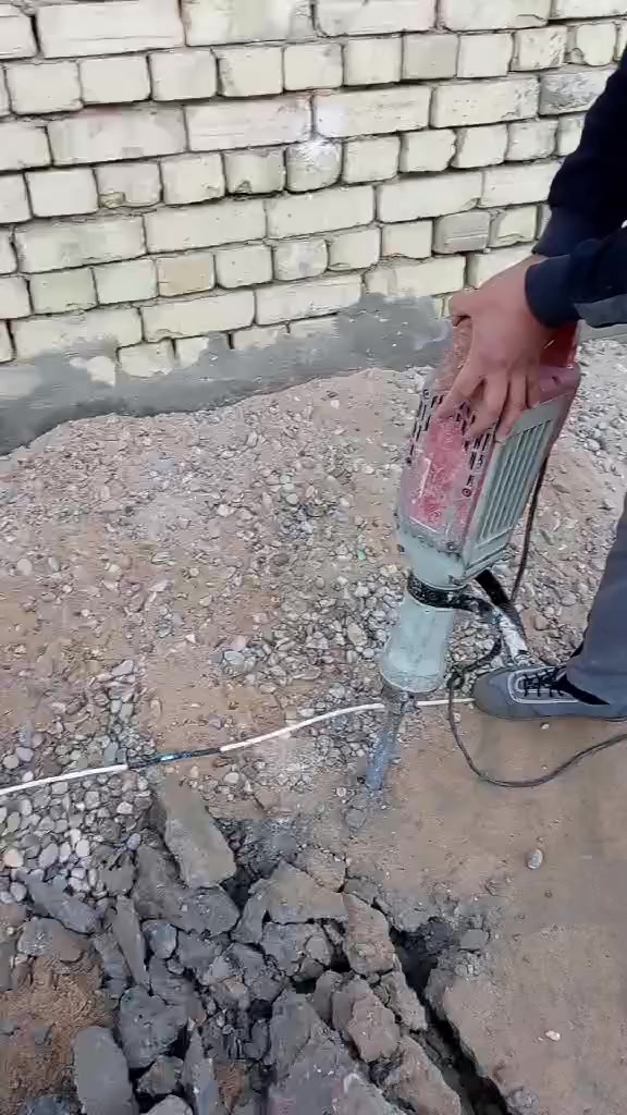 السلام عليكم كادر عمال تصعيد كافة مواد البناء على الضهر رمل طابوك تصعيد سيراميك اشتايكر كاشي فرمستون تكشير حيطان تفليش صب ابيوت تدخيل سبيس وحدل نقل اثاث البيت تصعيد اتراب السطح وحدل تشميع بتلو مساوه تطليع أنقاض قلع تراب قلع كاشي نعمل بنسب لأسعار نعمل ليلاً ونهاراً شرط شغل درجه اولى خابرني وبخدمتك ***********
