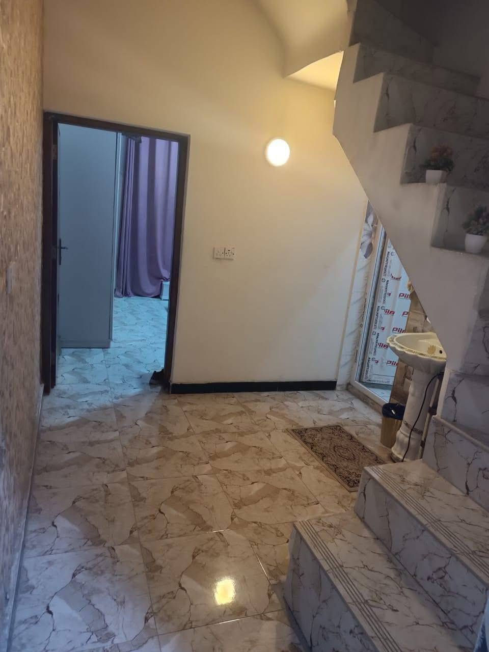 دار للبيع المساحة 115 طابق واحد استقبال وحولي ومطبخ وغرفة نوم وصحيات داخل  وخارجية البناء حديث انبيع على المبادرة قفل 115 العنوان بغداد  ابو غريب خرنابات القديمة مقابل الالفين للاتصال ***********/***********
