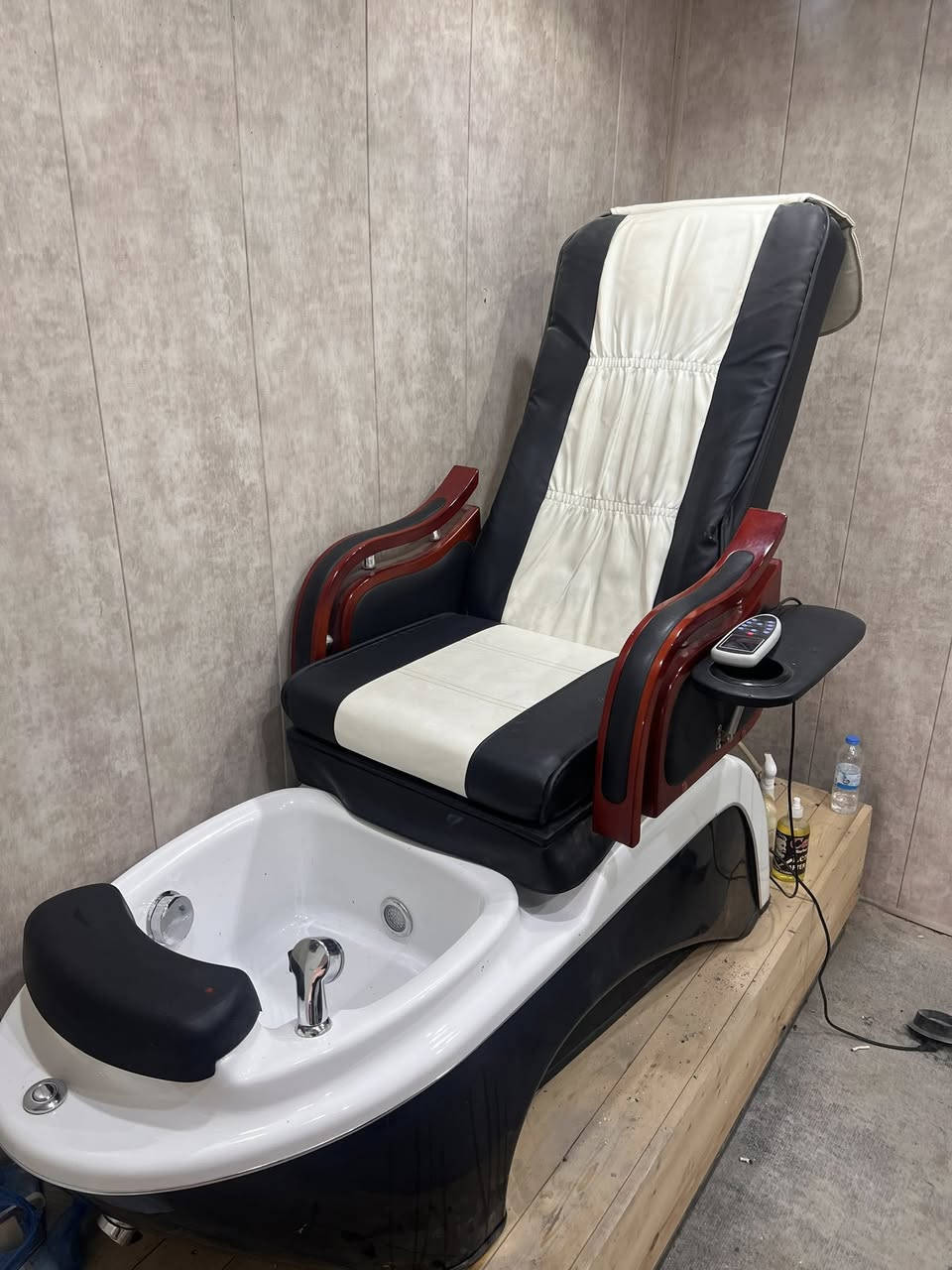 سلام عليكم
كرسي مساج + بدكير ومنكير للبيع 
مساج ضهر ورقبه 
جهاز تكم بل وضعيات 
بي هواي مواصفات حلوه جهاز جديده ونضيف. مشتغل قليل السعر بلخاص ***********
