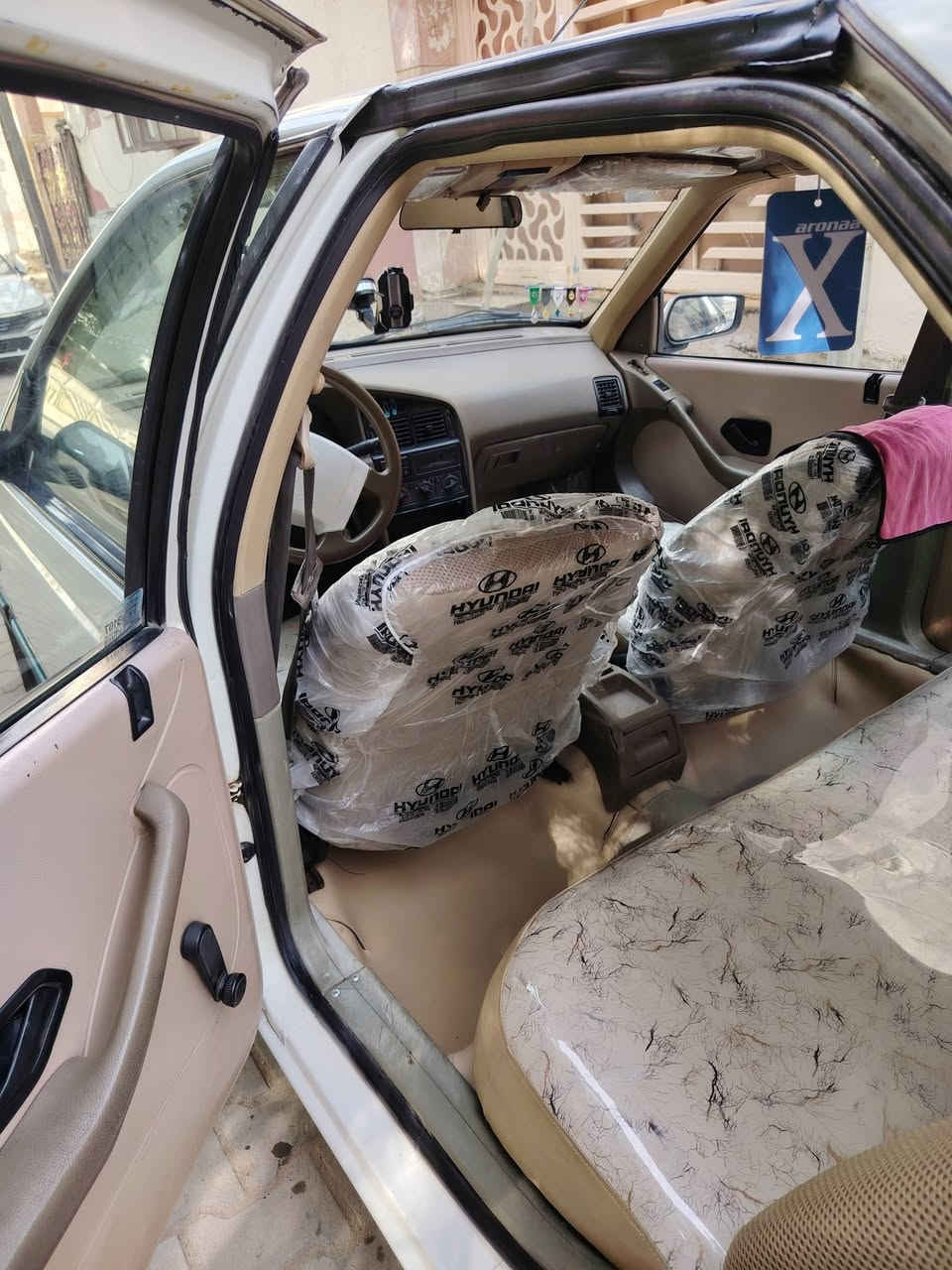 السلام عليكم بيجو 405 سياره جاهزه جاهزه كفاله بس بنيد طاير سياره مال جناي تاخذه وين متحب روح جديده ومصروف عليه رقم نكليزي سنويه ل30 سعره 44 وبيه مجال سياه احلا من صور كير مكينه كفاله ***********
