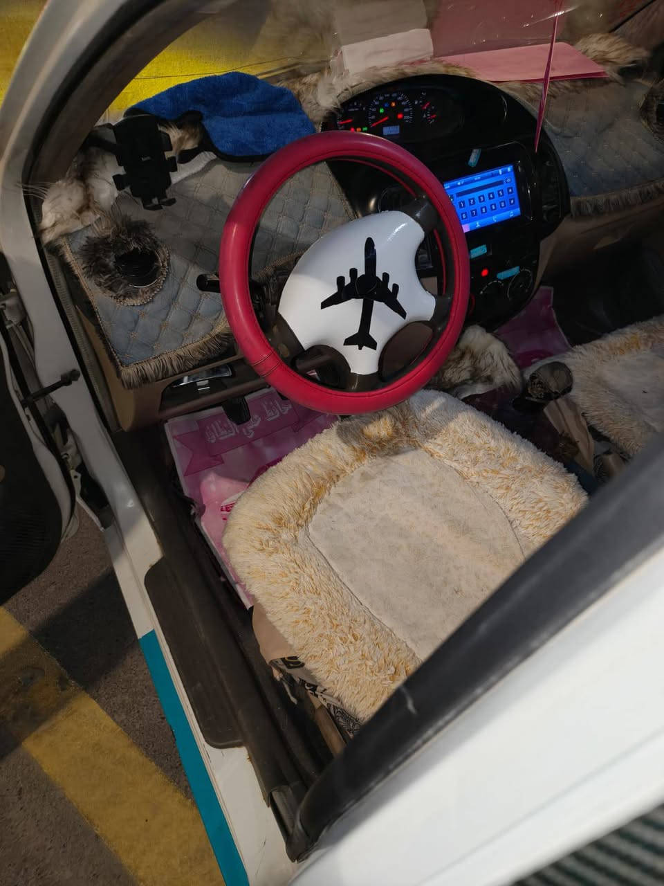 السلام عليكم من بعد اذن صاحب الكروب سياره جيلي ام كي السياره مكفوله من ضربه وصبغ موديل 2011 سياره كلش حلوه تبريد ثلج متعوب عليهه مكاني بغداد  تحويل مباشر  السعر  43وبيهه مجال بسيط ***********
