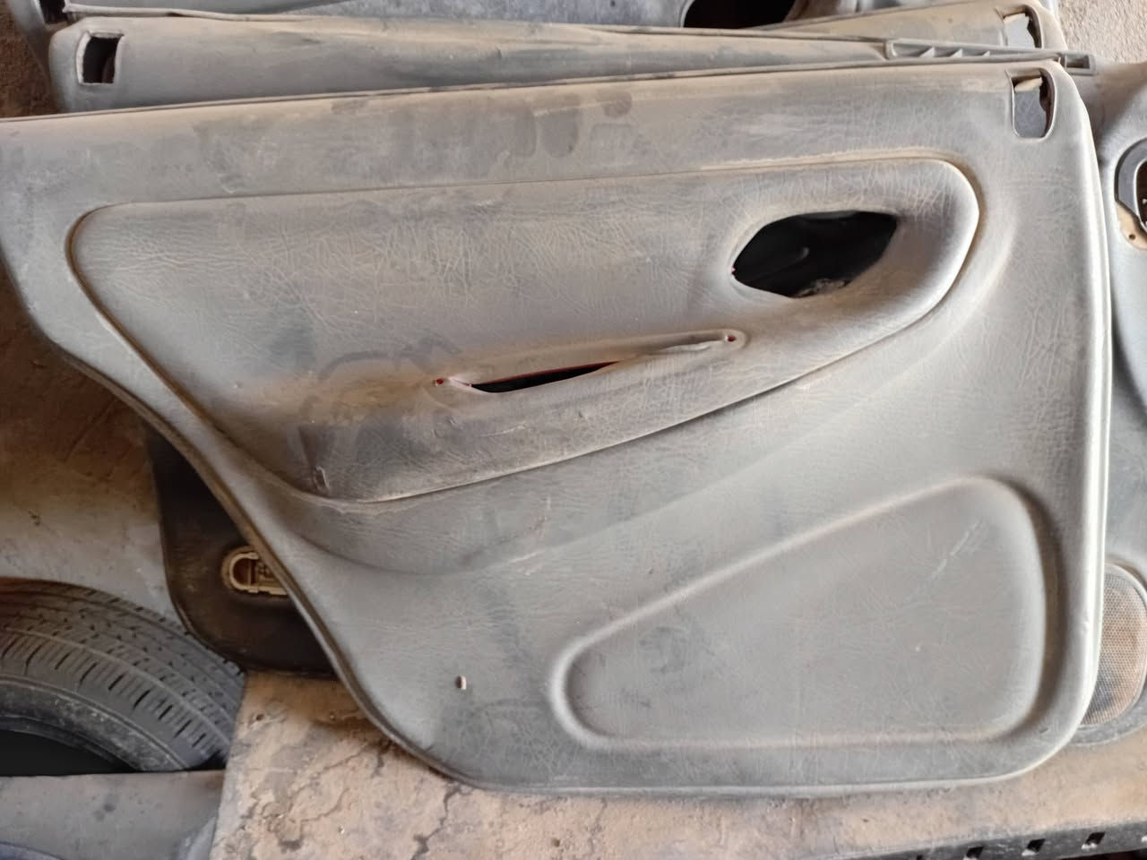 ابطاين فراشه واحده مال السائق والثانيه خلف السائق توجد ابطانه برنس مال السائق وخلف السائق السعر مال الفراشه ٦٠ الف مال البرنس ٥٥ الف ***********
