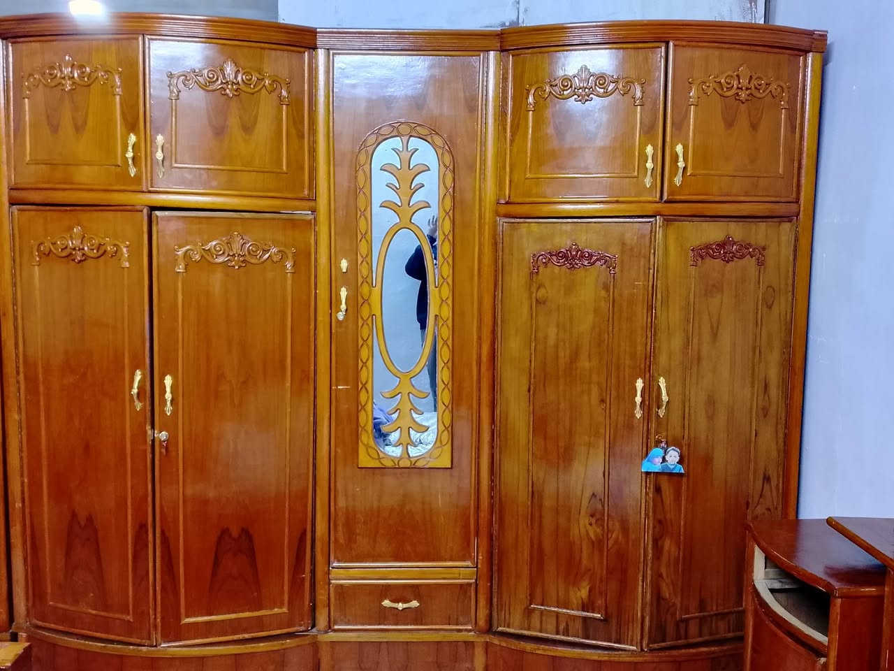 سلام عليكم  غرفت اخشاب صاج نضيفه متكونه من 6 قطع  زاويه و ميز تواليت و ميز بلازمه وجربايه و ملحقاته و كنتور متكون من 5 بيبان 
السعر: 800الف و بيه مجال ***********
