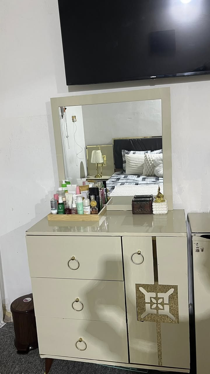 السلام عليكم . 
غرفه تركيه ستعمال اقل السنه سبب البيع اريد انتقل بيت ومحبوره ابيعها 
تتكون الغرفه من كنتور 
وميز التسريحه 
مع كومديات جربايه وجربايه 
الغرفه الله شاهد نضيفه بشكل مو طبيعي الغرفه مجلده بلون اوف وايت لونها الاساس اسود وذهبي سبب التجليد محافضه عليها من الشخوط والوساخ الغرفه تلمع الله شاهد 
العنوان بغداد 
الرقم ‭ ‬772 259 0415
سعرها 500 وبيها مجال 
وللتفاصيل والستفسار اكثر عله الغرفه راسلوني خاص 
وهلاً وسهلاً 🩶🩶.


**إذا كنت صاحب هذا الإعلان وتريد حذفه لأي سبب، رجاءا أرسل رسالة إلى الدعم الفني**