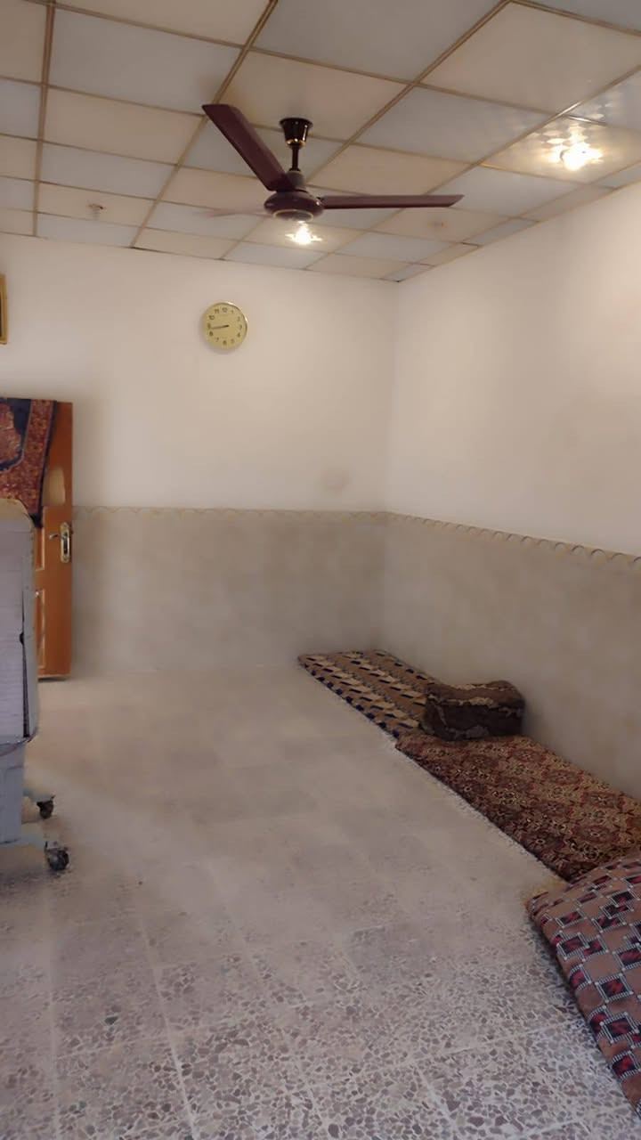 عاجل للبيع بيت طابو صرف حي الميلاد المساحه ١٠٠ متر ٣ غرف نوم طابقين صب مسلح كونكريت حرف تي يباع نقد يباع على المبادره يراوس بسياره كوري حديثه مع الفرق الشراي يتصل *********** النجف الاشرف النجف, العراق
