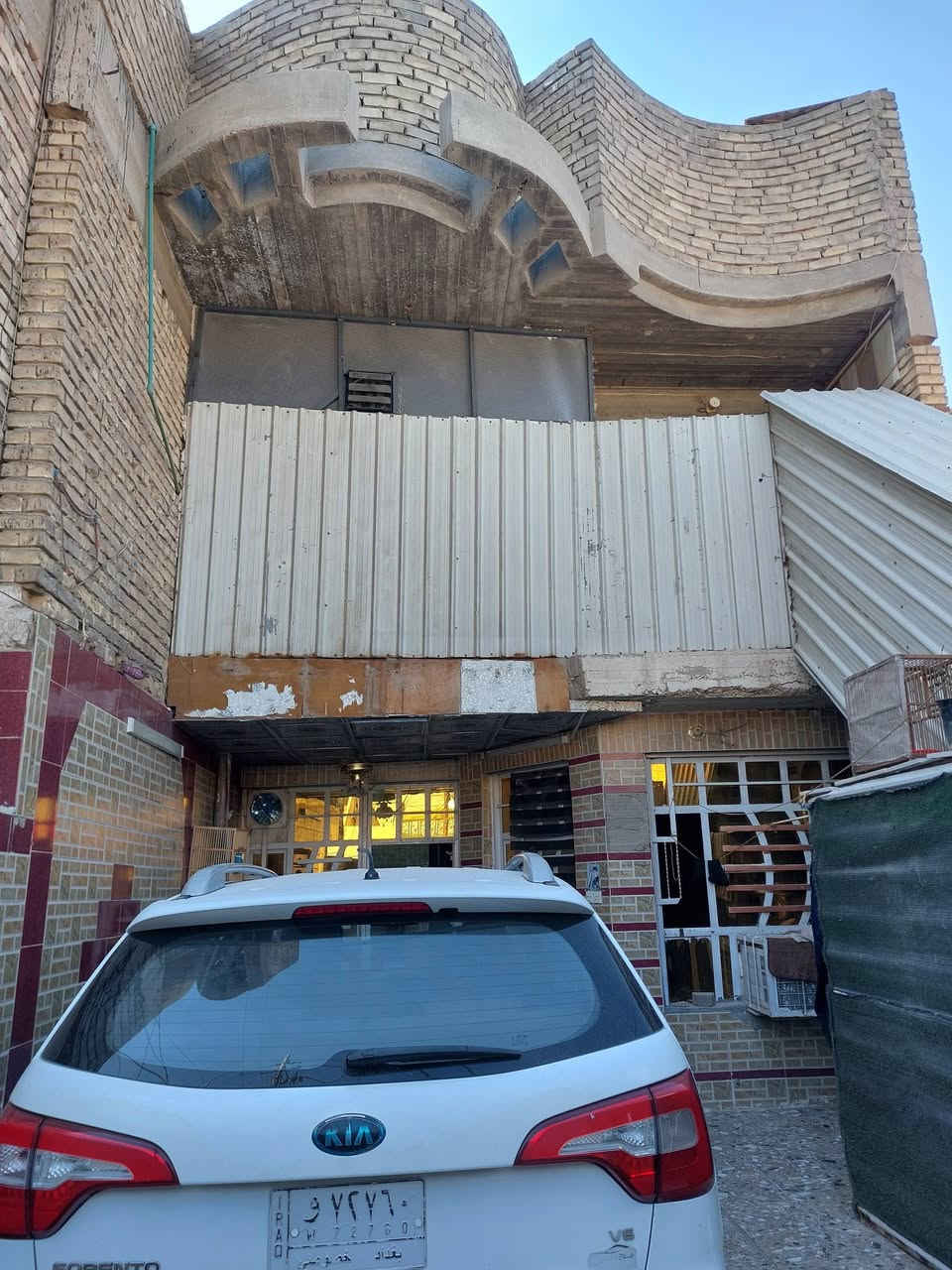 السلام عليكم دار للبيع مساحه 150 ربع غرف نوم الطابق الرضي ستقبال وصاله ومطبخ وغرفه منور وحمام  الطابق الول تلث غرف نوم وحمام الصطح شتايكر ومخزن بل طابق الثاني ويه البيتونه الموقع الورفلي شارع القطع رقم *********** السعر خاص وتدلل
