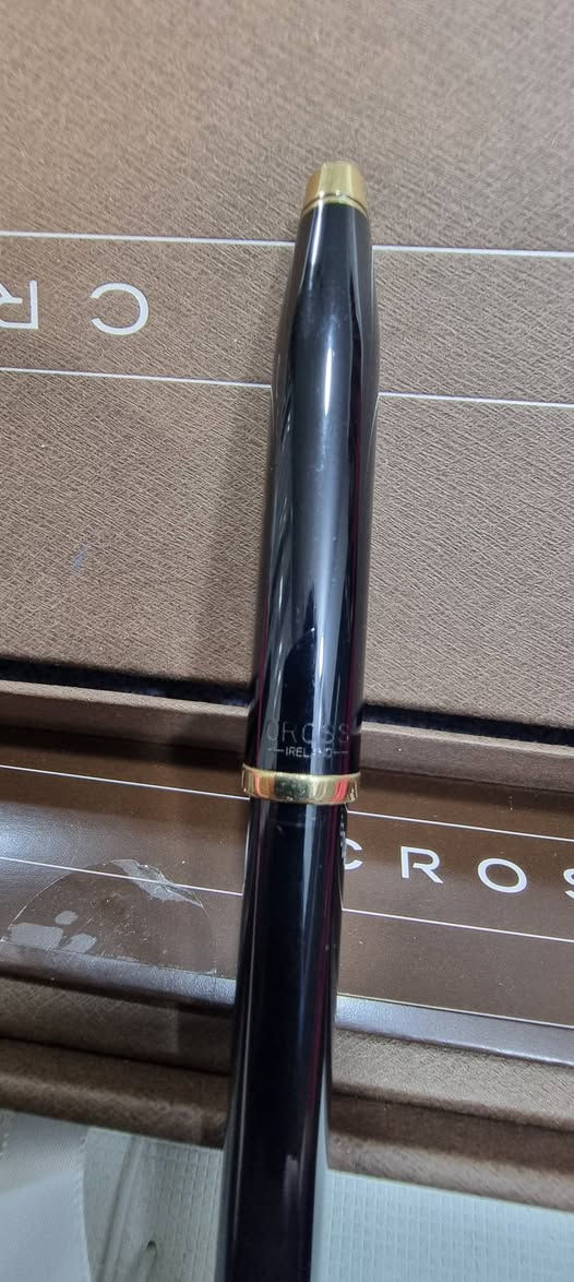 تحية طيبة  ،،،
#قلم_جاف_كروس_سينشري #CROSS  
             الصنع: ايرلند #اصلي  ، MADE IN  IRELAND  ، 
        #جديد غير مستخدم  ، لون اسود #لامع اصدار كلاسك  ، 
             مصنوع من #الحجر_اسود_لامع / طلاء ذهب  ، 
السعر : 85 الف  ، 
يوجد توصيل  .


**إذا كنت صاحب هذا الإعلان وتريد حذفه لأي سبب، رجاءا أرسل رسالة إلى الدعم الفني**