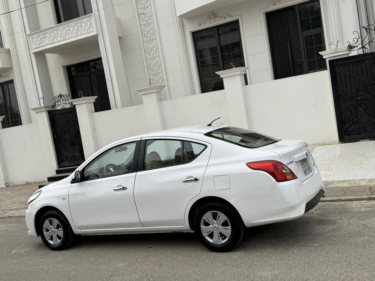 سيارة نيسان صني للبيع موديل 2016 
شرط كير محرك مامفتوحه صدر امامي خلفي جاهزها اربعه تايرات جددت تحويل مباشر بيها اربعه مكانات صبغ اثر شخوط بدون دواخل بدون تبديل سعر 92 
***********
