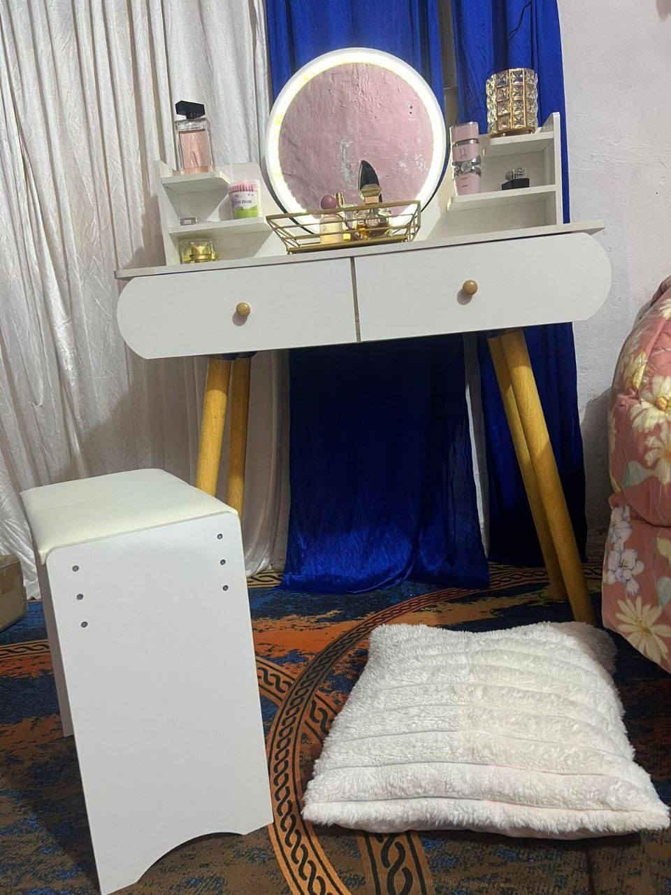 🖤🖤ميز مراية بشكل مميز 🖤🖤
🔴 اللون ابيض
🔴 قياس 80×40×120
🔴خشب ام دي اف 
🔴مرآة مع انارة لد مع طابورية 
✅️السعر  ٧٥ الف والتوصيل مجاني 🔥


**إذا كنت صاحب هذا الإعلان وتريد حذفه لأي سبب، رجاءا أرسل رسالة إلى الدعم الفني**