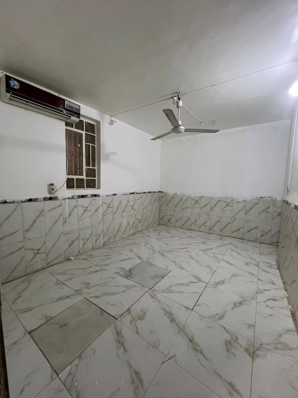 مشتمل للايجار مساحه 80  في حي المعلمين 
يحتوي على غرفه وصاله ومطبخ وصحيات 
ايجاره 350 

للاستفسار الاتصال على ***********
