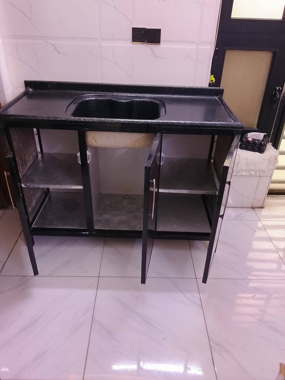 سنك تفصال درجة اولى مرمر نظيف جداً لايوجد ضرر السعر 125 وبي مجال العنوان بغداد الشعب الرقم ***********
