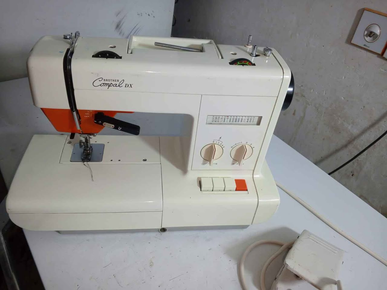 مكينه خياطه ياباني برذر كومبال ١٢ نقشه كلهن شغالات نضام تشغيل دواسه مكينه شرط بعدهي بكارتونه زلغ مابيه مكينه نضيفه وخياطه نضيف وكل نقشات تشتغل خياط وتطريز ونقشاته سعر ٧٥ الف وبيه مجال *********** للإستفسار ناصرية, ذي قار
