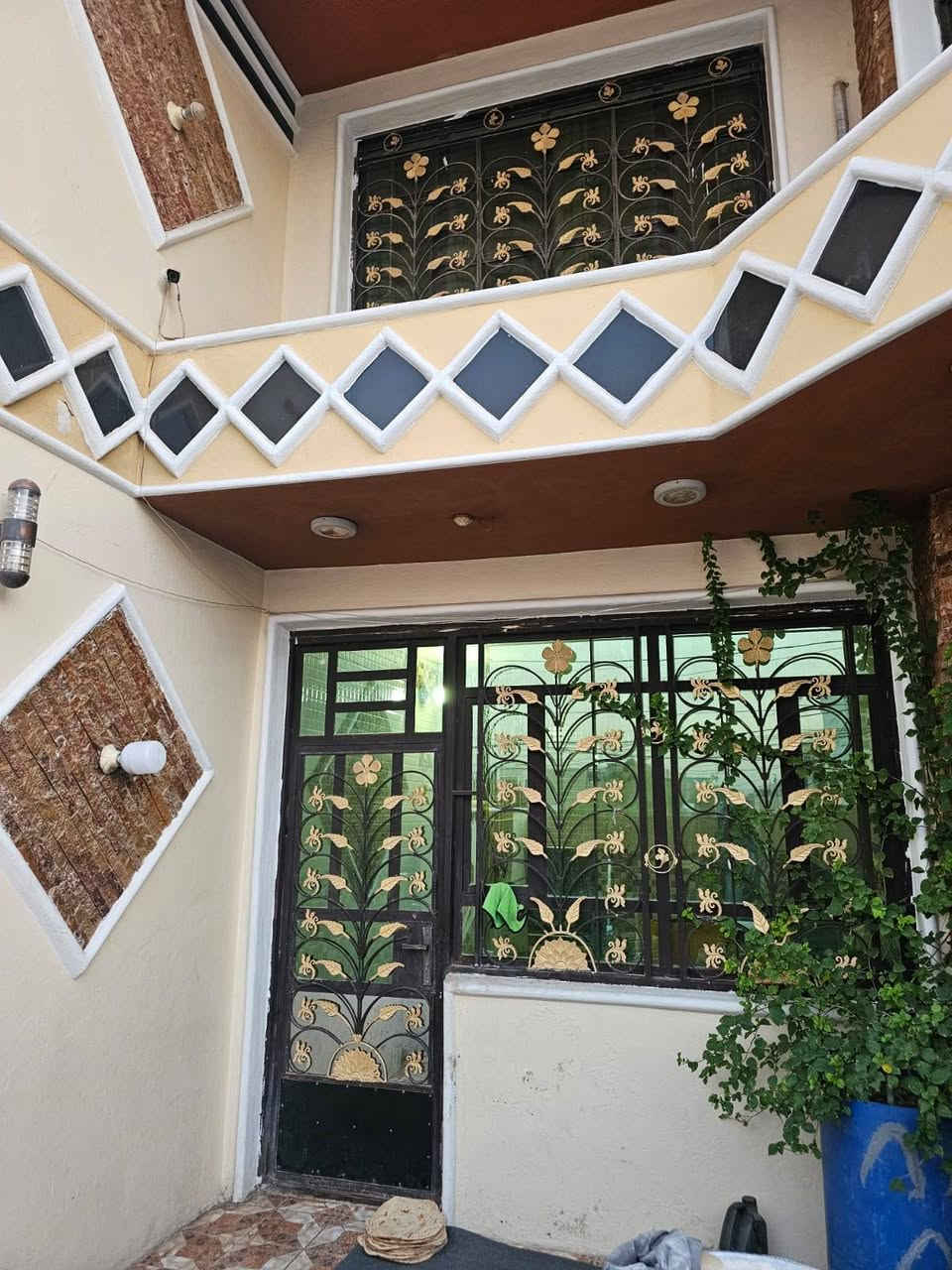 السلام عليكم ورحمة الله
بيت في حي الرشيد الشارع الرئيسي موقع تجاري ومميز جداً 
مقابيل اعدادية الحكيم بناء حديث درجة اولى
الواجهة 7.5والنزال 20=150متر طابقين
الطابق الارضي يتكون من استقبال وهول داخلي ومطبخ وغرفة نوم ومجمع صحيات اجلكم الله
والطابق الثاني ثلاث غرف نوم ومجمع صحيات وصالة
والطابق الثالث مخزن وبتونة للأستفسار الاتصال *********** او مراسلة الصفحة
السعر 285 بيع مستعجل جداً
ملاحظة بسعر قطعة
