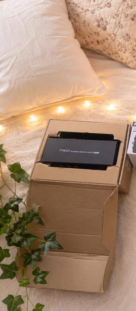 الجهاز  هو USB 3.0 Sharing Switch، ووظيفته الرئيسية هي مشاركة أجهزة USB بين جهازين (أو أكثر حسب الموديل).
شلون يشتغل؟

تخيل عندك:

لابتوب للعمل.

كمبيوتر مكتبي بالبيت.

وعندك:

كيبورد واحد.

ماوس واحد.

طابعة واحدة.

بدل ما كل مرة تفصل الكيبورد والماوس والطابعة من جهاز وتشبكها بالجهاز الثاني، تشبكها كلها بهذا الجهاز، ثم:

توصل كيبل USB من السويتش إلى اللابتوب.

وكيبل ثاني إلى الكمبيوتر.

تضغط زر على الجهاز، فينتقل التحكم مباشرة للجهاز الثاني خلال ثانية أو ثانيتين.

استخداماته

✅ مشاركة الكيبورد والماوس بين جهازين.

✅ مشاركة الطابعة بين عدة أجهزة.

✅ مشاركة الهاردات الخارجية أو الفلاشات (إذا كانت ضمن قدرة الجهاز والطاقة).

✅ مناسب للمبرمجين، المصممين، والناس اللي يشتغلون على أكثر من كمبيوتر.

مميزاته

يدعم USB 3.0، يعني سرعة نقل بيانات تصل إلى 5 جيجابت/ثانية إذا كان الجهاز والمنافذ تدعمها.

ما يحتاج تعريفات في أغلب الحالات (Plug & Play).

يوفر عليك كثرة فصل وتركيب الكيبلات.

الجهاز  هو USB 3.0 Sharing Switch، ووظيفته الرئيسية هي مشاركة أجهزة USB بين جهازين (أو أكثر حسب الموديل).


**إذا كنت صاحب هذا الإعلان وتريد حذفه لأي سبب، رجاءا أرسل رسالة إلى الدعم الفني**
