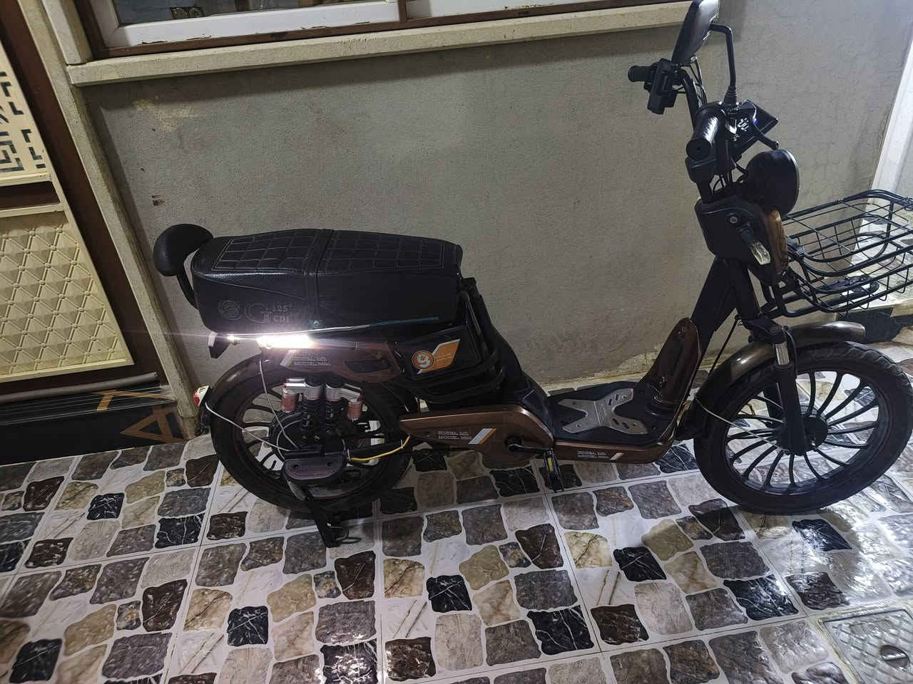 البيع ماطور شحن نضيف سرعة 40حقيقي اربع بطاريات تعبنين بس شغال السعر 130 رقم الهاتف ***********
