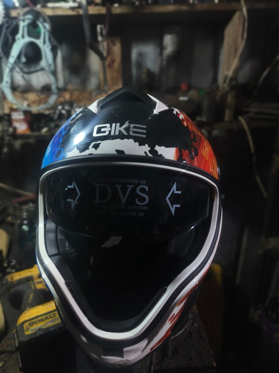 سلام عليكم شباب خوذه جديد سعر 30 وبيه مجال المكان الحسينية ***********
