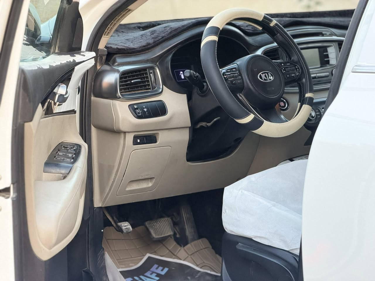 السلام عليكم كيا سورنتو موديل 2016 خليجي محرك 6 سلندر 
السيارة كفاله عامه عدا الباب الخلفي واضح بالسونار المرفق بالصور بدون فتح 
محرك 6 سلندر 
7راكب 3 قطع تبريد بصمه ابواب وتشغيل والباقي المواصفات المعروفه 
حداديه تخم تاير كله جاهز شرط الفحص 
السعر 188 ماكو هيج سعر ع هيج نظافه مكاني واسط قضاء الحي
***********
***********
